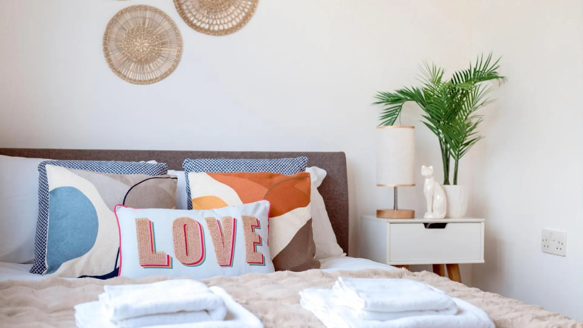 Stratford Gem- Stylist Spacious Apartment London