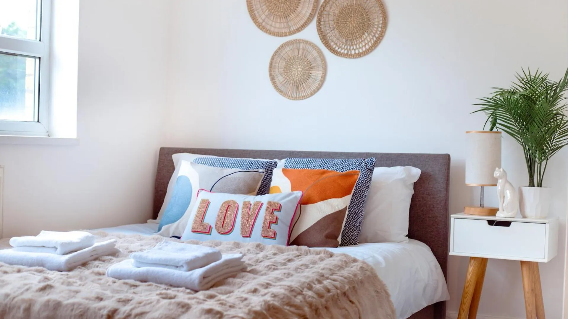 Stratford Gem- Stylist Spacious Apartment London